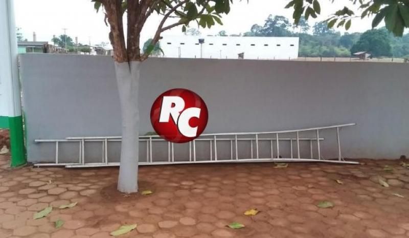 Trabalhador morre ao cair de escada enquanto trocava lâmpadas, em São Miguel do Guaporé Trabalhador morre ao cair de escada enquanto trocava lâmpadas, em São Miguel do Guaporé