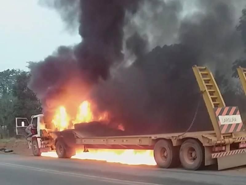Vídeo mostra fogo consumindo caminhão-prancha na BR 435