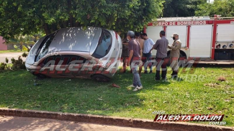 Após colisão, carro fica suspenso em árvore do canteiro central, em Rolim de Moura Após colisão, carro fica suspenso em árvore do canteiro central, em Rolim de Moura