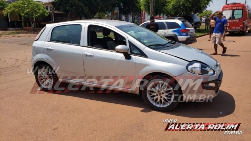 Após colisão, carro fica suspenso em árvore do canteiro central, em Rolim de Moura Após colisão, carro fica suspenso em árvore do canteiro central, em Rolim de Moura