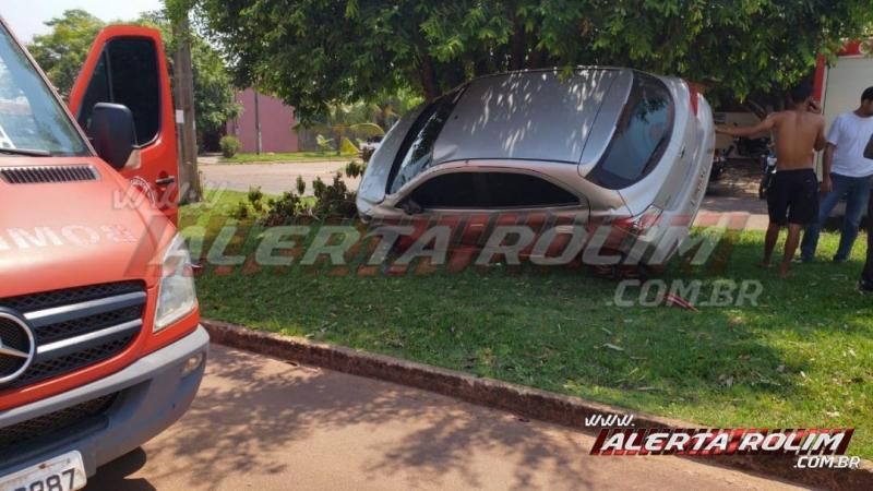 Após colisão, carro fica suspenso em árvore do canteiro central, em Rolim de Moura Após colisão, carro fica suspenso em árvore do canteiro central, em Rolim de Moura