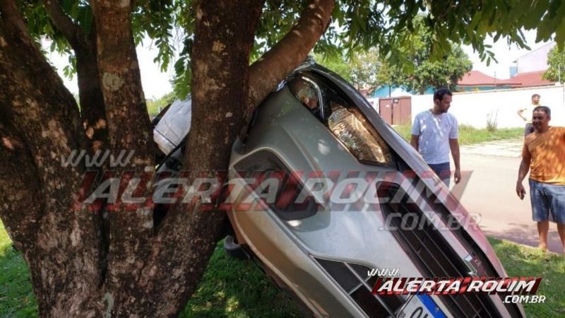 Após colisão, carro fica suspenso em árvore do canteiro central, em Rolim de Moura Após colisão, carro fica suspenso em árvore do canteiro central, em Rolim de Moura
