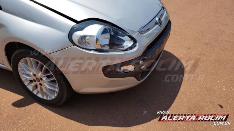 Após colisão, carro fica suspenso em árvore do canteiro central, em Rolim de Moura Após colisão, carro fica suspenso em árvore do canteiro central, em Rolim de Moura