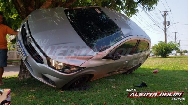 Após colisão, carro fica suspenso em árvore do canteiro central, em Rolim de Moura Após colisão, carro fica suspenso em árvore do canteiro central, em Rolim de Moura