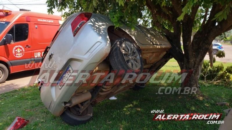 Após colisão, carro fica suspenso em árvore do canteiro central, em Rolim de Moura Após colisão, carro fica suspenso em árvore do canteiro central, em Rolim de Moura