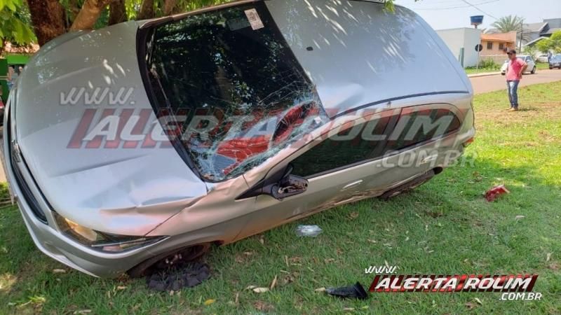 Após colisão, carro fica suspenso em árvore do canteiro central, em Rolim de Moura Após colisão, carro fica suspenso em árvore do canteiro central, em Rolim de Moura