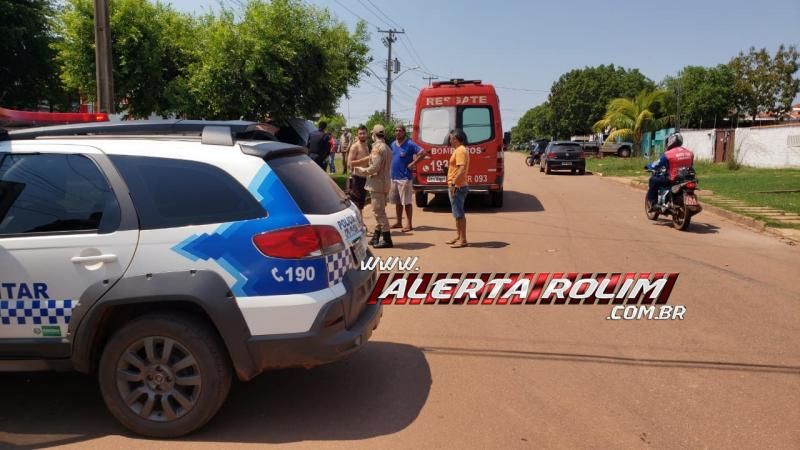 Após colisão, carro fica suspenso em árvore do canteiro central, em Rolim de Moura Após colisão, carro fica suspenso em árvore do canteiro central, em Rolim de Moura