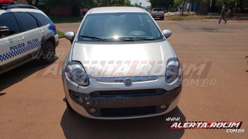 Após colisão, carro fica suspenso em árvore do canteiro central, em Rolim de Moura Após colisão, carro fica suspenso em árvore do canteiro central, em Rolim de Moura