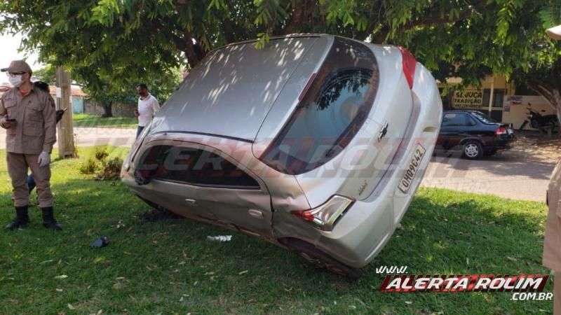 Após colisão, carro fica suspenso em árvore do canteiro central, em Rolim de Moura Após colisão, carro fica suspenso em árvore do canteiro central, em Rolim de Moura