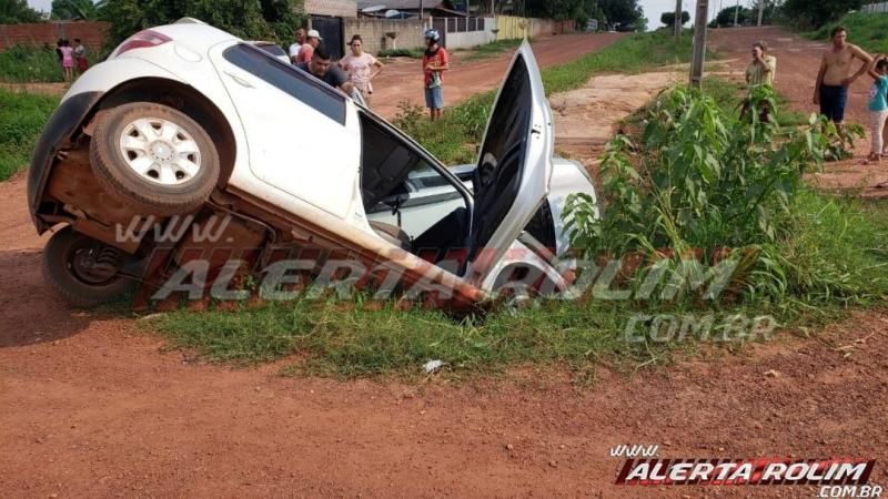 Condutor de carro trafegando na contramão de direção atinge outro veículo no bairro Planalto, em Rolim de Moura Condutor de carro trafegando na contramão de direção atinge outro veículo no bairro Planalto, em Rolim de Moura