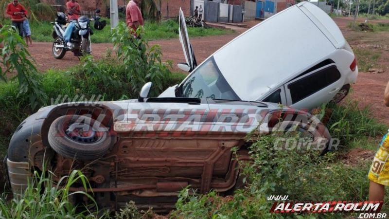Condutor de carro trafegando na contramão de direção atinge outro veículo no bairro Planalto, em Rolim de Moura Condutor de carro trafegando na contramão de direção atinge outro veículo no bairro Planalto, em Rolim de Moura