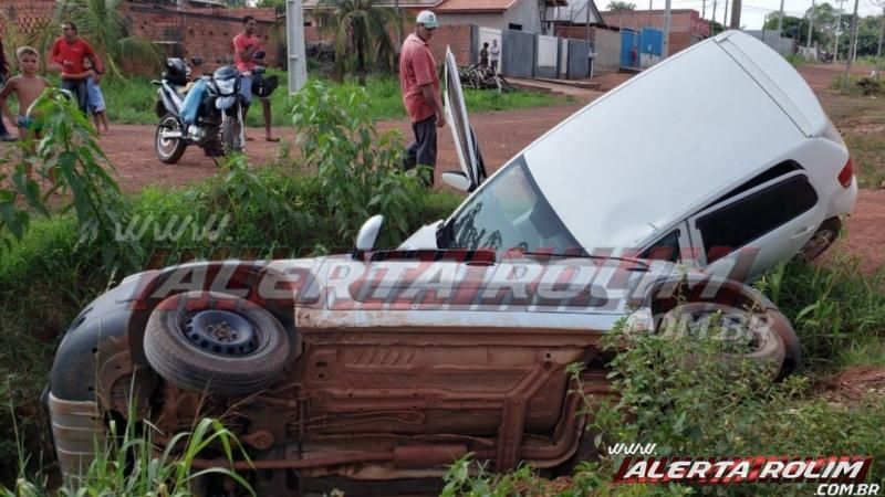 Condutor de carro trafegando na contramão de direção atinge outro veículo no bairro Planalto, em Rolim de Moura Condutor de carro trafegando na contramão de direção atinge outro veículo no bairro Planalto, em Rolim de Moura
