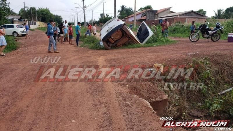 Condutor de carro trafegando na contramão de direção atinge outro veículo no bairro Planalto, em Rolim de Moura Condutor de carro trafegando na contramão de direção atinge outro veículo no bairro Planalto, em Rolim de Moura