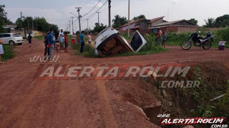 Condutor de carro trafegando na contramão de direção atinge outro veículo no bairro Planalto, em Rolim de Moura Condutor de carro trafegando na contramão de direção atinge outro veículo no bairro Planalto, em Rolim de Moura