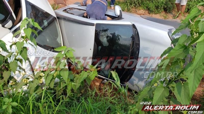 Condutor de carro trafegando na contramão de direção atinge outro veículo no bairro Planalto, em Rolim de Moura Condutor de carro trafegando na contramão de direção atinge outro veículo no bairro Planalto, em Rolim de Moura