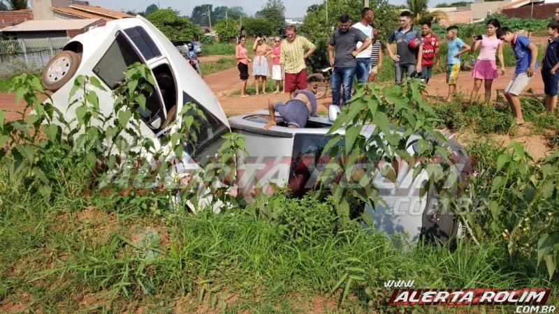 Condutor de carro trafegando na contramão de direção atinge outro veículo no bairro Planalto, em Rolim de Moura Condutor de carro trafegando na contramão de direção atinge outro veículo no bairro Planalto, em Rolim de Moura