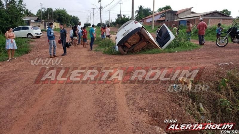 Condutor de carro trafegando na contramão de direção atinge outro veículo no bairro Planalto, em Rolim de Moura Condutor de carro trafegando na contramão de direção atinge outro veículo no bairro Planalto, em Rolim de Moura