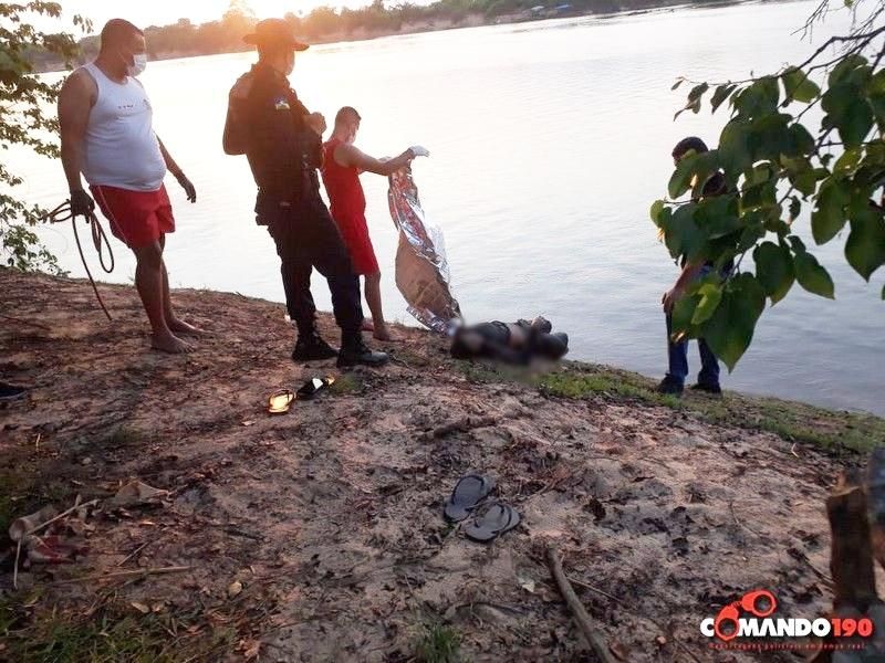 Corpo de ex-presidiário é encontrado boiando no Rio Machado com marca de tiro na cabeça e mãos amarradas Corpo de ex-presidiário é encontrado boiando no Rio Machado com marca de tiro na cabeça e mãos amarradas