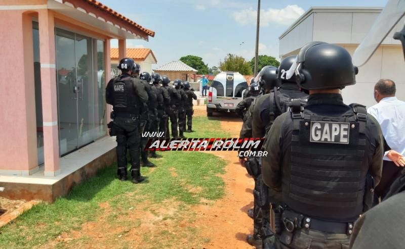 Cortejo fúnebre e sepultamento do Policial Penal Warlen Dantas é realizado, em Alta Floresta - Vídeo Cortejo fúnebre e sepultamento do Policial Penal Warlen Dantas é realizado, em Alta Floresta - Vídeo
