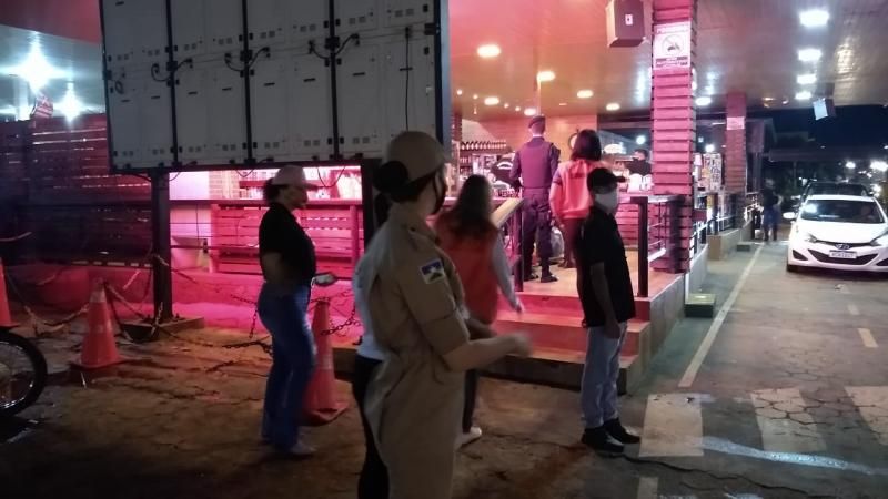 Covid-19: Fiscalização realiza operação para combater aglomerações no centro de Rolim de Moura na noite deste sábado Covid-19: Fiscalização realiza operação para combater aglomerações no centro de Rolim de Moura na noite deste sábado