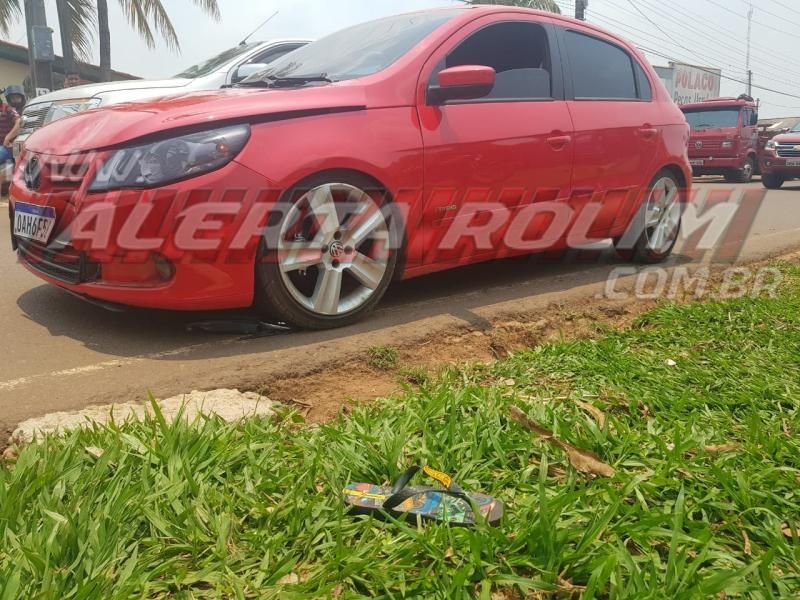 Criança é socorrida em estado grave ao ser atropelada por carro na Avenida 25 de Agosto, em Rolim de Moura Criança é socorrida em estado grave ao ser atropelada por carro na Avenida 25 de Agosto, em Rolim de Moura