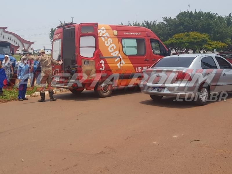 Criança é socorrida em estado grave ao ser atropelada por carro na Avenida 25 de Agosto, em Rolim de Moura Criança é socorrida em estado grave ao ser atropelada por carro na Avenida 25 de Agosto, em Rolim de Moura