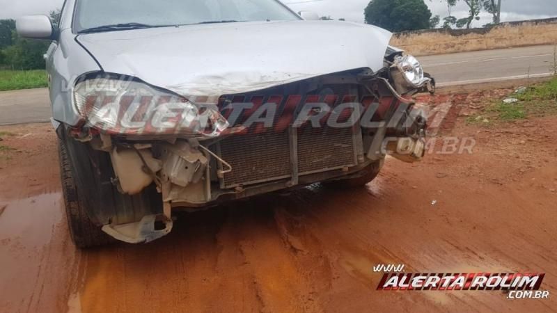 Dois veículos colidem na RO-383 nesta manhã de sexta-feira, em Rolim de Moura Dois veículos colidem na RO-383 nesta manhã de sexta-feira, em Rolim de Moura