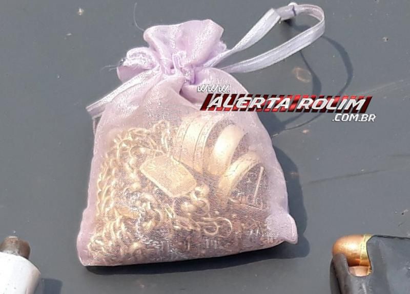 PM em Rolim de Moura prende casal suspeito de roubo em São Francisco e apreende armas de fogo, joias, dinheiro e veículos PM em Rolim de Moura prende casal suspeito de roubo em São Francisco e apreende armas de fogo, joias, dinheiro e veículos