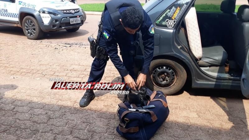 PM em Rolim de Moura prende casal suspeito de roubo em São Francisco e apreende armas de fogo, joias, dinheiro e veículos PM em Rolim de Moura prende casal suspeito de roubo em São Francisco e apreende armas de fogo, joias, dinheiro e veículos
