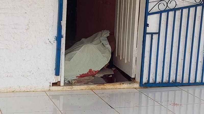 Homem é assassinado com tiro na cabeça na frente da mãe, em Vilhena Homem é assassinado com tiro na cabeça na frente da mãe, em Vilhena