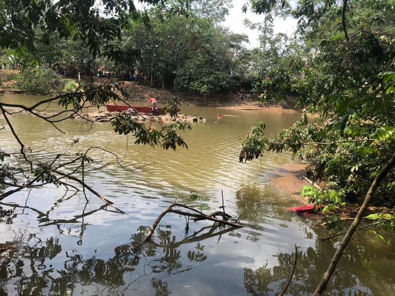 Homem morre afogado no Rio Jaru Homem morre afogado no Rio Jaru