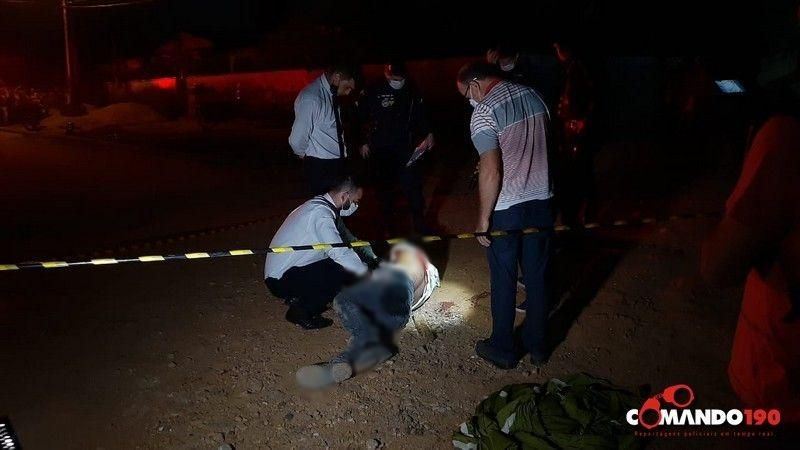 Irmãos são mortos a tiros ao chegar em casa no bairro São Francisco, em Ji-Paraná Irmãos são mortos a tiros ao chegar em casa no bairro São Francisco, em Ji-Paraná