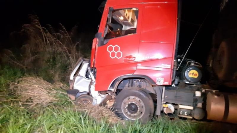 Menino de 14 anos pega carro escondido dos pais e morre ao bater de frente em caminhão no MT Menino de 14 anos pega carro escondido dos pais e morre ao bater de frente em caminhão no MT