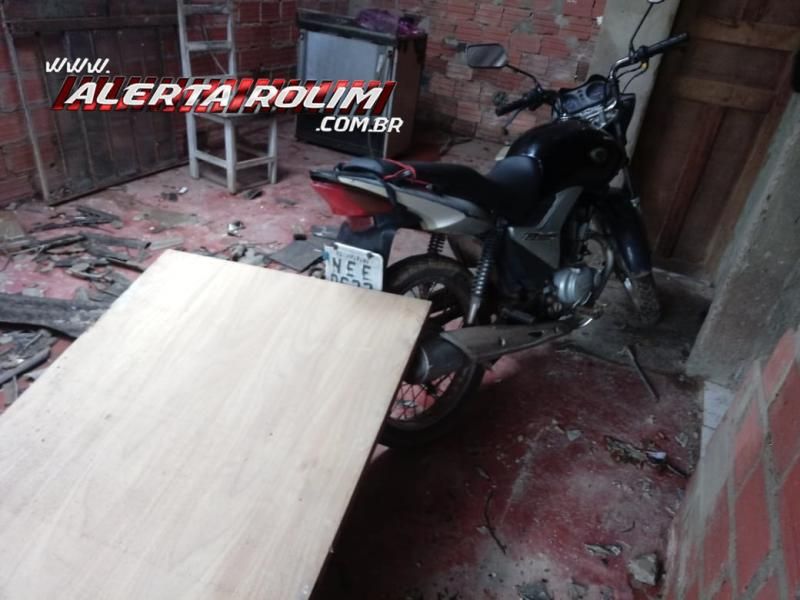 Moto furtada durante essa madrugada acaba de ser recuperada pela Polícia Militar, em Rolim de Moura Moto furtada durante essa madrugada acaba de ser recuperada pela Polícia Militar, em Rolim de Moura