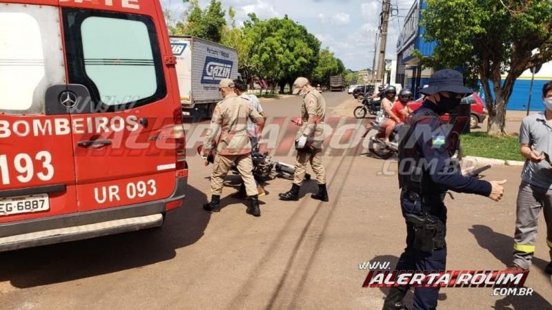 Motociclista é socorrido com suspeita de fratura no braço após colisão com carro no Centro de Rolim de Moura Motociclista é socorrido com suspeita de fratura no braço após colisão com carro no Centro de Rolim de Moura