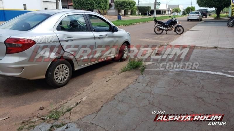 Motociclista é socorrido com suspeita de fratura no braço após colisão com carro no Centro de Rolim de Moura Motociclista é socorrido com suspeita de fratura no braço após colisão com carro no Centro de Rolim de Moura