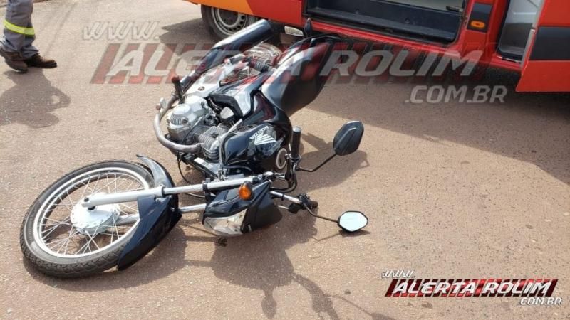 Motociclista é socorrido com suspeita de fratura no braço após colisão com carro no Centro de Rolim de Moura Motociclista é socorrido com suspeita de fratura no braço após colisão com carro no Centro de Rolim de Moura