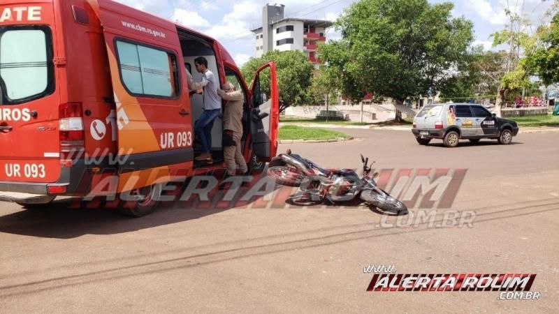 Motociclista é socorrido com suspeita de fratura no braço após colisão com carro no Centro de Rolim de Moura Motociclista é socorrido com suspeita de fratura no braço após colisão com carro no Centro de Rolim de Moura