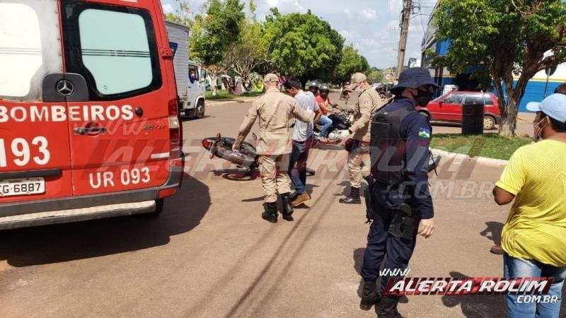 Motociclista é socorrido com suspeita de fratura no braço após colisão com carro no Centro de Rolim de Moura Motociclista é socorrido com suspeita de fratura no braço após colisão com carro no Centro de Rolim de Moura