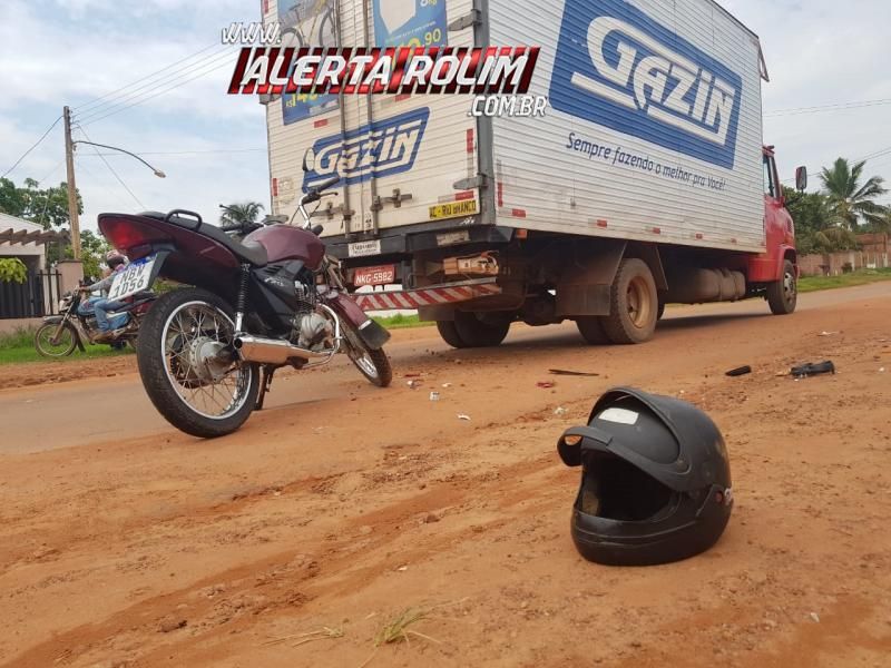 Motociclista fica ferido ao bater na traseira de caminhão na Avenida São Paulo, em Rolim de Moura Motociclista fica ferido ao bater na traseira de caminhão na Avenida São Paulo, em Rolim de Moura