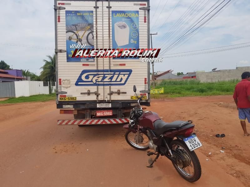 Motociclista fica ferido ao bater na traseira de caminhão na Avenida São Paulo, em Rolim de Moura Motociclista fica ferido ao bater na traseira de caminhão na Avenida São Paulo, em Rolim de Moura