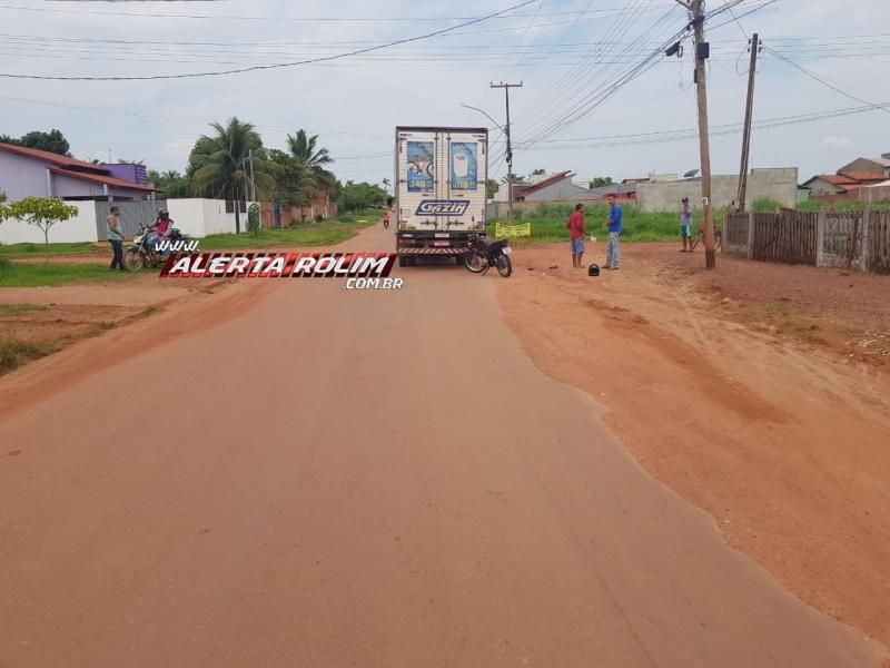 Motociclista fica ferido ao bater na traseira de caminhão na Avenida São Paulo, em Rolim de Moura Motociclista fica ferido ao bater na traseira de caminhão na Avenida São Paulo, em Rolim de Moura