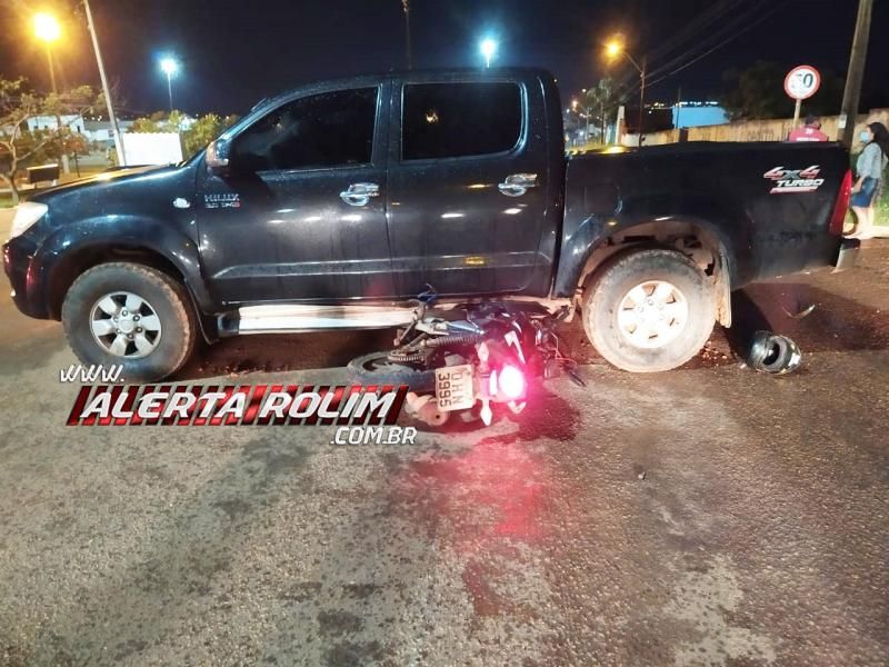 Motociclista fratura braço em colisão no cruzamento da Rua Urupá com Av. 25 de Agosto, em Rolim de Moura Motociclista fratura braço em colisão no cruzamento da Rua Urupá com Av. 25 de Agosto, em Rolim de Moura