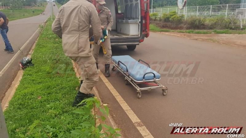 Motociclista rampa quebra-molas e deixa passageiro caído ao solo para trás, em Rolim de Moura Motociclista rampa quebra-molas e deixa passageiro caído ao solo para trás, em Rolim de Moura