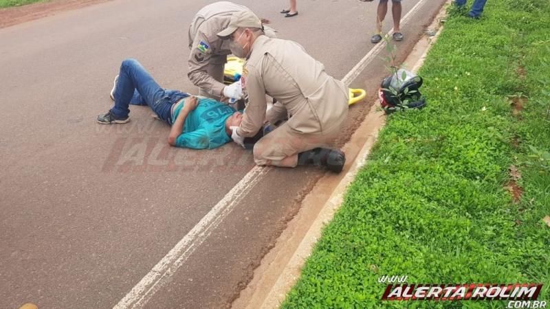 Motociclista rampa quebra-molas e deixa passageiro caído ao solo para trás, em Rolim de Moura Motociclista rampa quebra-molas e deixa passageiro caído ao solo para trás, em Rolim de Moura