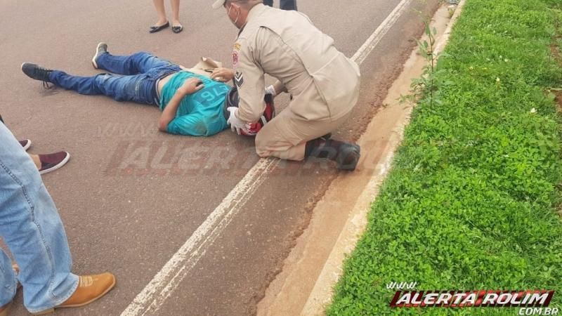 Motociclista rampa quebra-molas e deixa passageiro caído ao solo para trás, em Rolim de Moura Motociclista rampa quebra-molas e deixa passageiro caído ao solo para trás, em Rolim de Moura