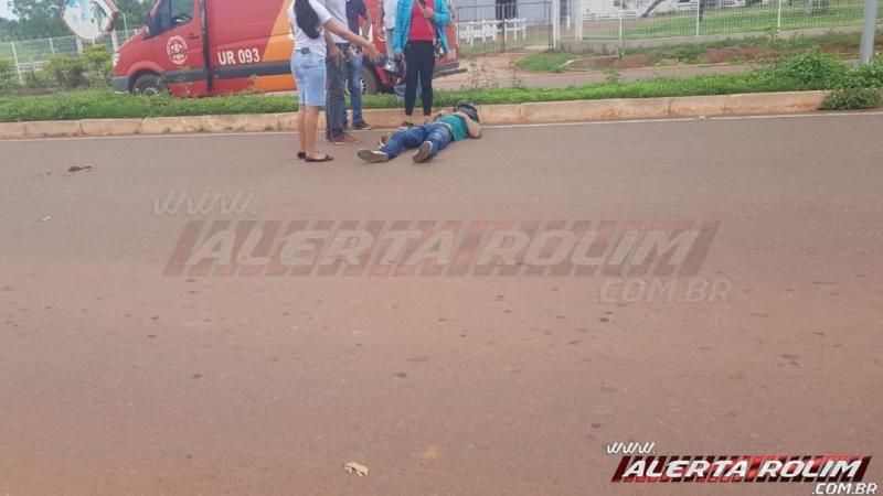 Motociclista rampa quebra-molas e deixa passageiro caído ao solo para trás, em Rolim de Moura Motociclista rampa quebra-molas e deixa passageiro caído ao solo para trás, em Rolim de Moura