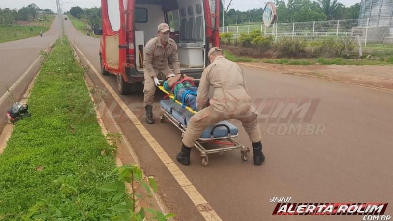 Motociclista rampa quebra-molas e deixa passageiro caído ao solo para trás, em Rolim de Moura Motociclista rampa quebra-molas e deixa passageiro caído ao solo para trás, em Rolim de Moura