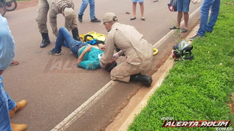 Motociclista rampa quebra-molas e deixa passageiro caído ao solo para trás, em Rolim de Moura Motociclista rampa quebra-molas e deixa passageiro caído ao solo para trás, em Rolim de Moura