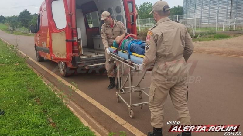 Motociclista rampa quebra-molas e deixa passageiro caído ao solo para trás, em Rolim de Moura Motociclista rampa quebra-molas e deixa passageiro caído ao solo para trás, em Rolim de Moura
